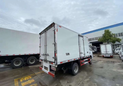 東風多利卡冷藏車與隨車吊的完美結合 高效物流新選擇